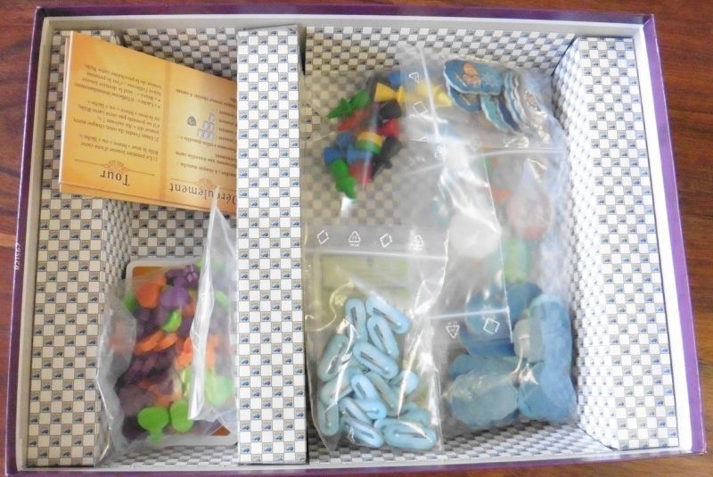 Un rangement cartonné qui cale bien le matériel, même bilingue (pour les cartes)