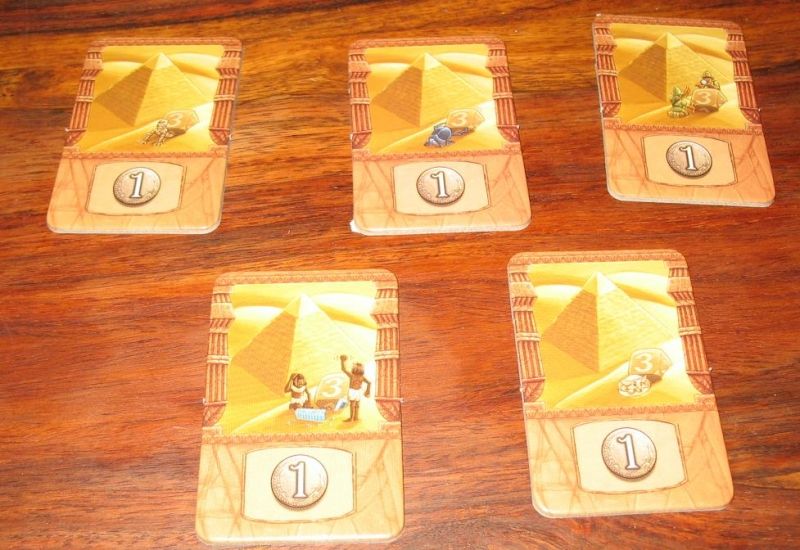 Oh, les jolies pyramides, avec des dés dedans ???