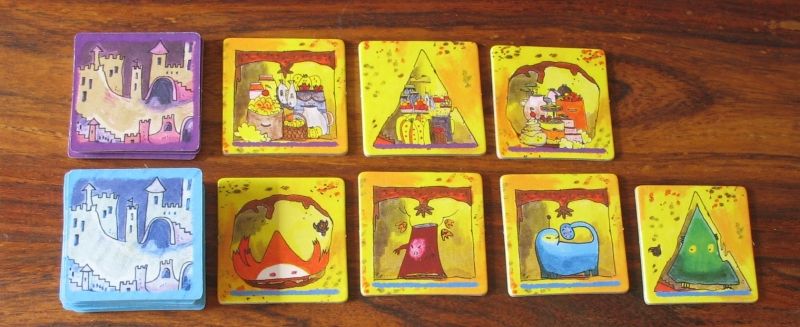 Ici les tuiles spéciales violettes pour une variante et les tuiles fiables bleues.