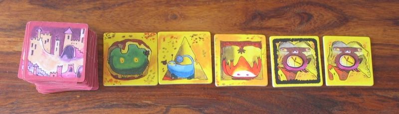 Le reste des tuiles sont rouges et peuvent contenir des éléments de 3 couleurs, de 3 formes et  des traitres...