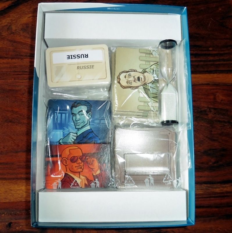 Pas mal de sachets pour tout bien ranger : les différentes cartes, les tuiles, le sablier et le support de carte clé.