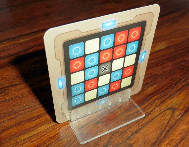 Le support bien pensé permet de tenir la carte clé verticale et ainsi orienté et visible uniquement des Maîtres-Espions.