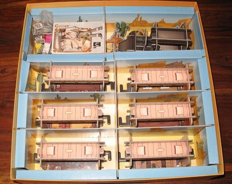 Les wagons, la locomotive, les cartes et éléments de décors, rentrent parfaitement dans les rangements bien pensés.