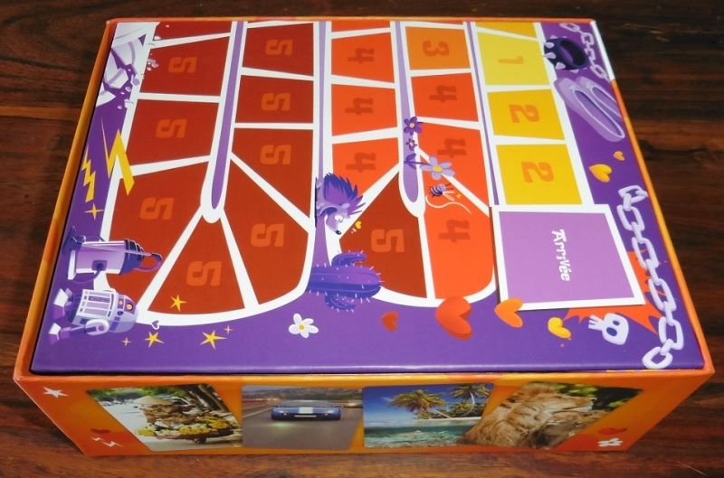 On devine le plateau de jeu qui rentre pile-poil dan la boite plié en 2 : pas mal !