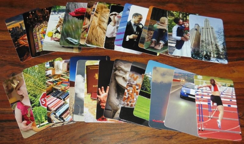 Voici le recto d'un des 8 jeux de cartes identiques : Pas mal de choix ; il y en aura pour toutes les inspirations :)