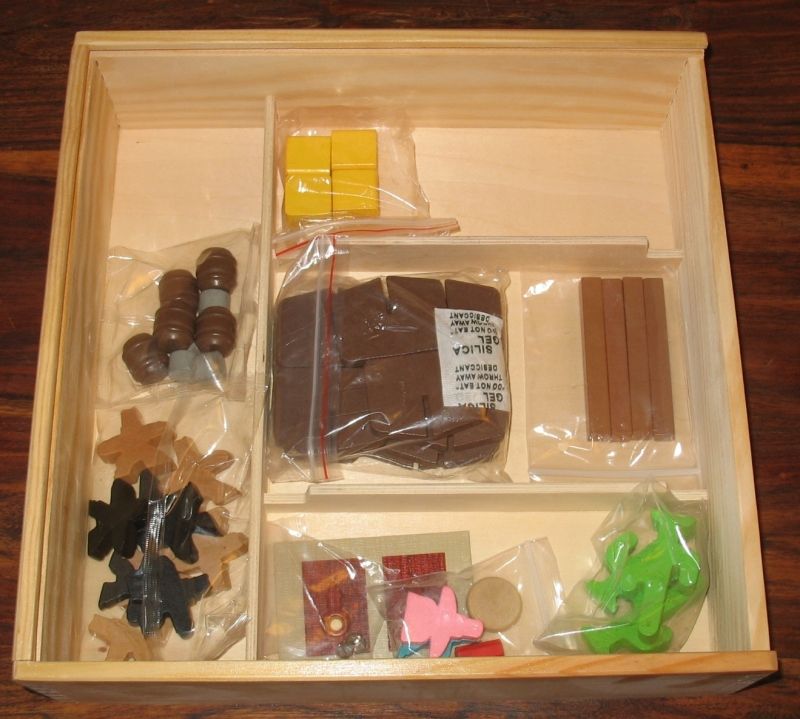 Les rangements et les pions en bois dans leurs sachets...