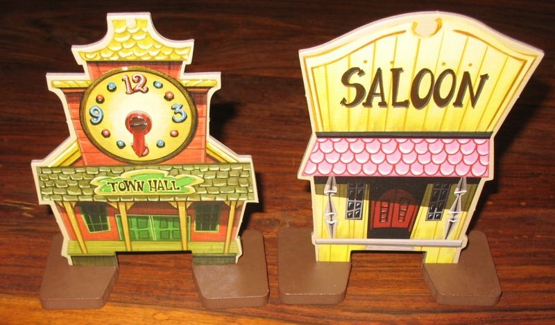 2 Bâtiments parmi les 6 : Le town Hall et sa véritable horloge à aiguille, et l'inévitable Saloon !