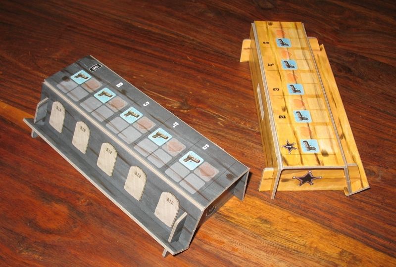 Très bien pensés les supports de jeu servent aussi de boites de rangement (en les retournant)