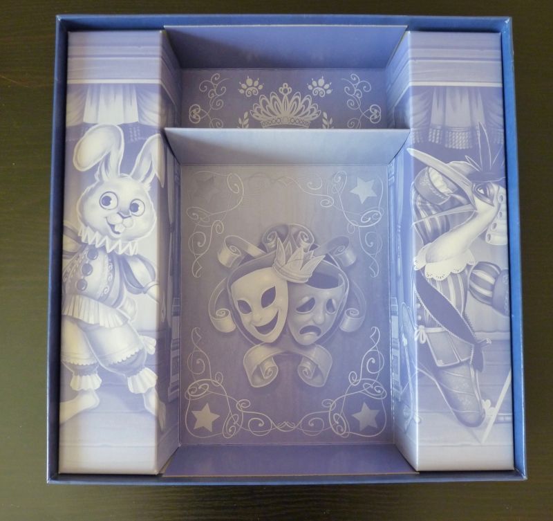 L'intérieur de la boîte décoré avec les illustrations du jeu.