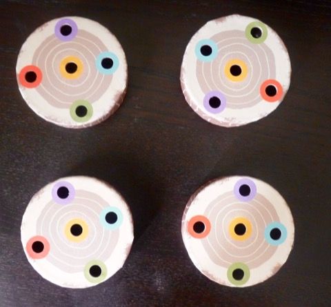 Les rondins sur lesquels les petits écureuils devront placer tous leurs glands de couleur pour gagner la partie.