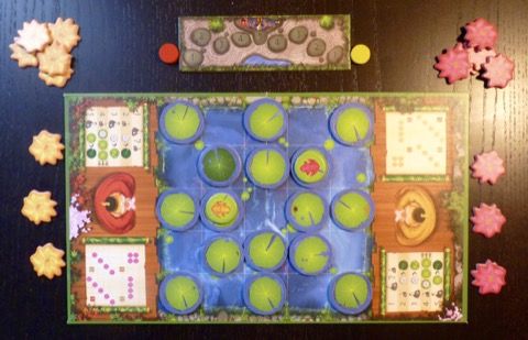 La mise en place du matériel, superbement illustré par Stéfano Collavini, proposée pour la première manche.