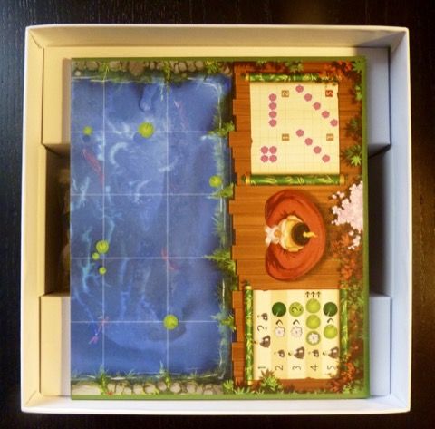 Le plateau de jeu plié plus petit que la taille de la boite.