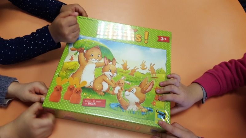 La boite est posée sur la table, elle attire l'oeil... Il faut maintenant se débrouiller pour l'ouvrir mais là les petits doigts n'y arrivent pas.