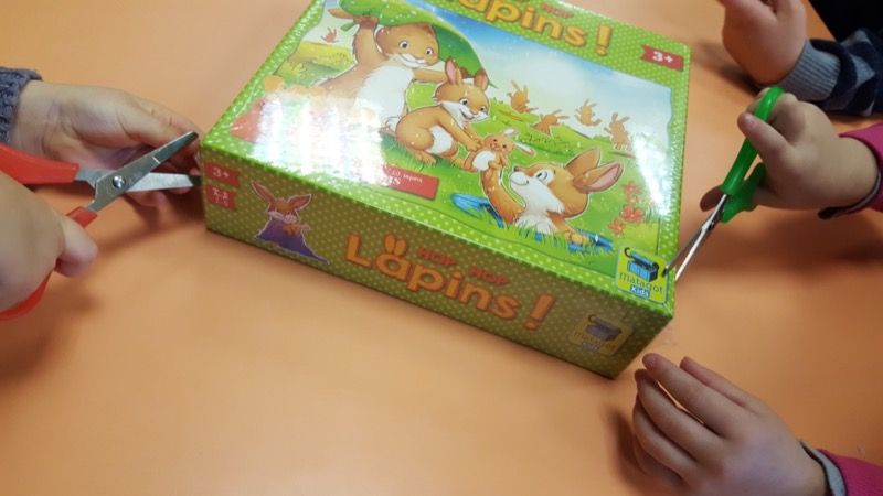 On s'entraide, on fait appel aux plus grands qui proposent d'utiliser des ciseaux. Et c'est parti (je croise les doigts pour la boite !).