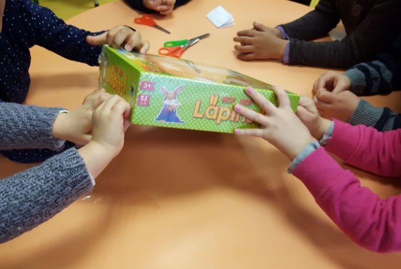 Dès que les petites mains viennent à bout du plastique, ça s'accélère !