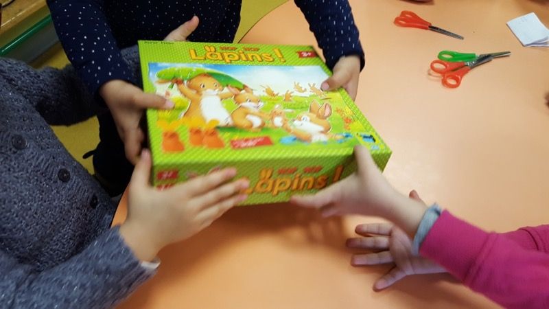 On est pressé d'ouvrir la boite pour voir ce qu'il y a à l'intérieur.