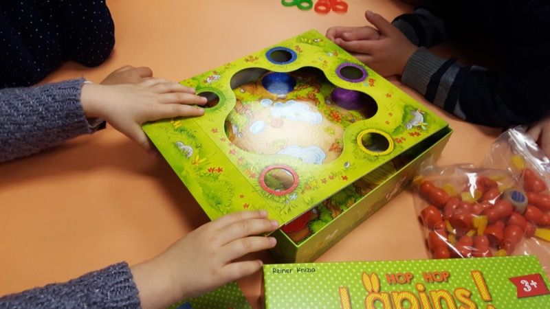 On s'aperçoit qu'il faut garder la partie souple dans la boite qui sert de plateau de jeu... Il va falloir de la dextérité et de la patience pour la remettre surtout quand on a 3 ans.