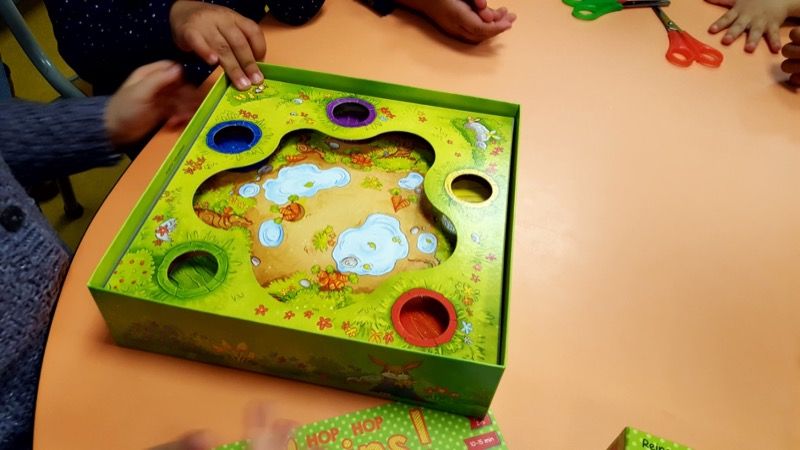 Ça y est on en est venu à bout, pas facile de remettre les 4 côtés en même temps. Y'a des trous avec des couleurs.