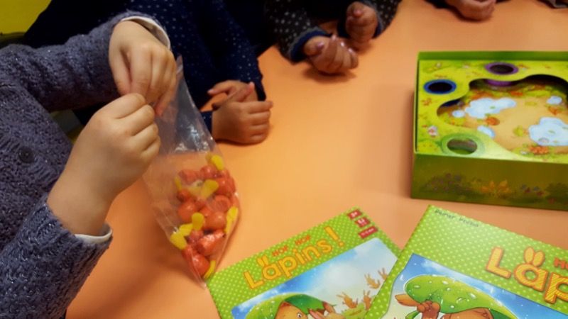 On sort les lapins du sachet pour les poser sur la table.