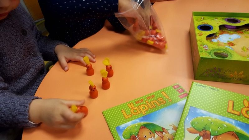 Les lapins en bois sont tout de suite adoptés. Les élèves apprécient la feutrine utilisée pour les oreilles. Pratique pour les attraper !