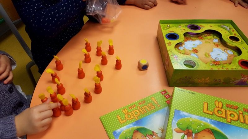 On arrive au bout. Y'en a beaucoup et il y a aussi un dé avec des couleur dessus. Ah je vois aussi une tête de lapin.