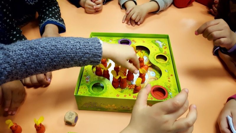 Au début du jeu il faut poser tous les lapins dans le terrier (donc le grand trou au milieu). On décide d'ouvrir un peu les oreilles des lapins ça fait plus joli !
