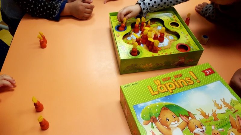 Je fais bleu je prends un lapin du trou bleu et je le pose devant moi. Je l'ai gagné.