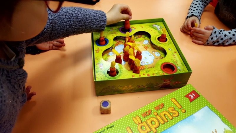 Je fais violet, il n'y a pas de lapin dans le trou de la couleur demandée, j'en pose un dedans.