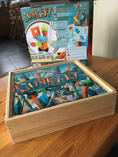 La boite du jeu et son insert en carton