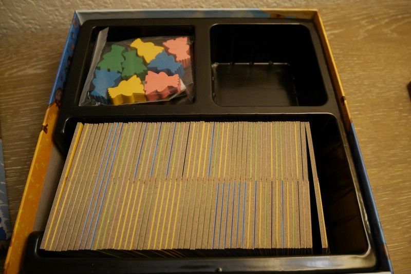 Le fond de la boite, sabot pour les 48 tuiles et les pions rois.