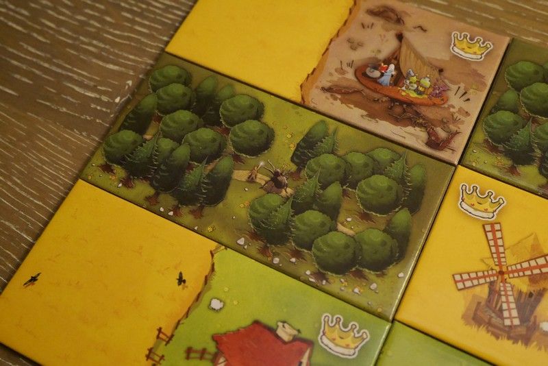 Toutes les tuiles sont différentes et j'apprécie le travail de l'artiste ! Parmi les détails on trouve un Hobbit en plein combat avec une araignée géante (Frondon et Shelob pour les fans de Tolkien)