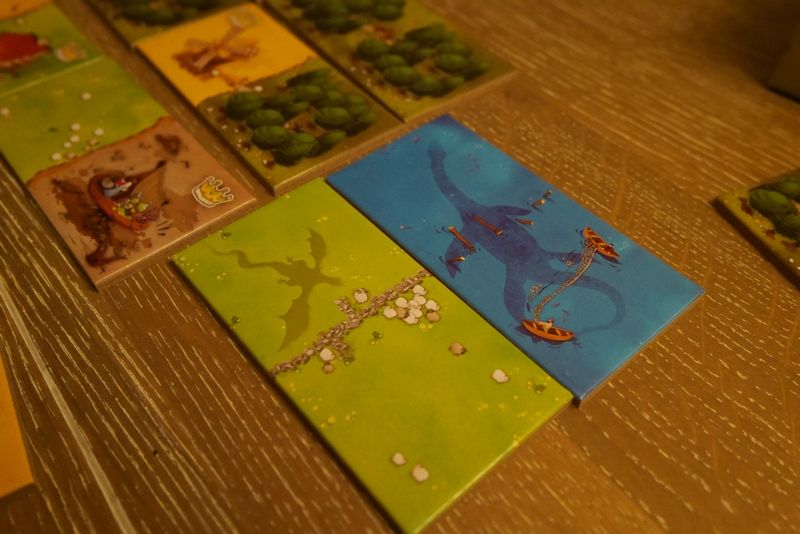 Les sujets de nos petits rois doivent s'habituer aux dragons qui terrorisent les moutons, et à Nessi qui joue aux osselets avec les pécheurs. (C'est un plesiosorus pour les archéologues en herbe)