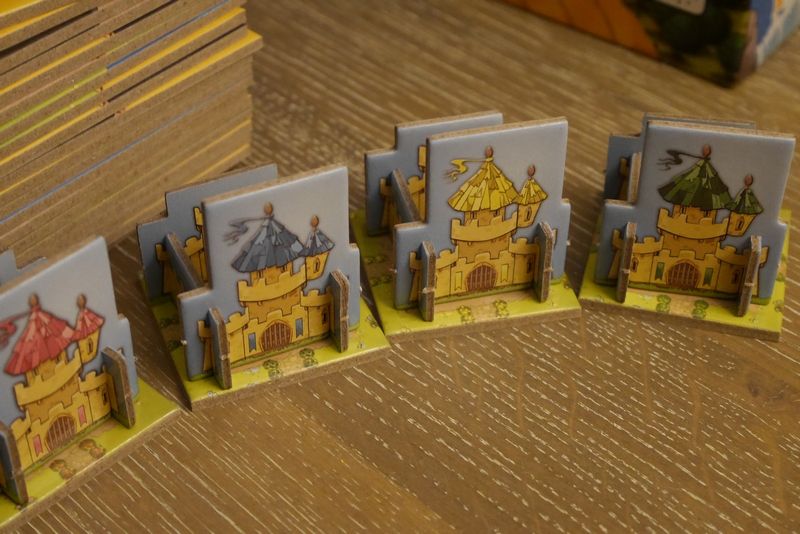 Une fois assemblés, les châteaux se dresseront fièrement au centre des royaumes.