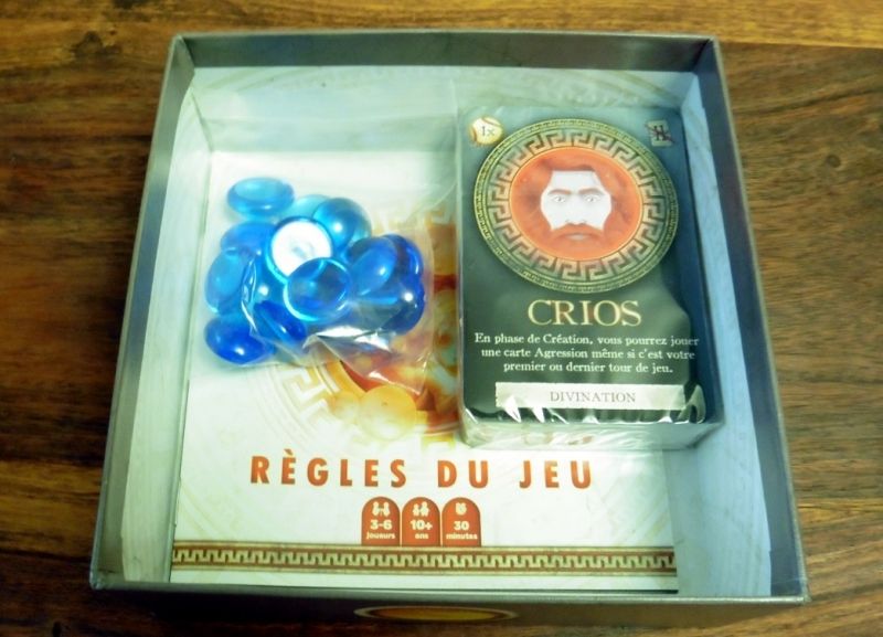 Il reste pas mal de place dans cette boite au format classique carré (Les poilus).