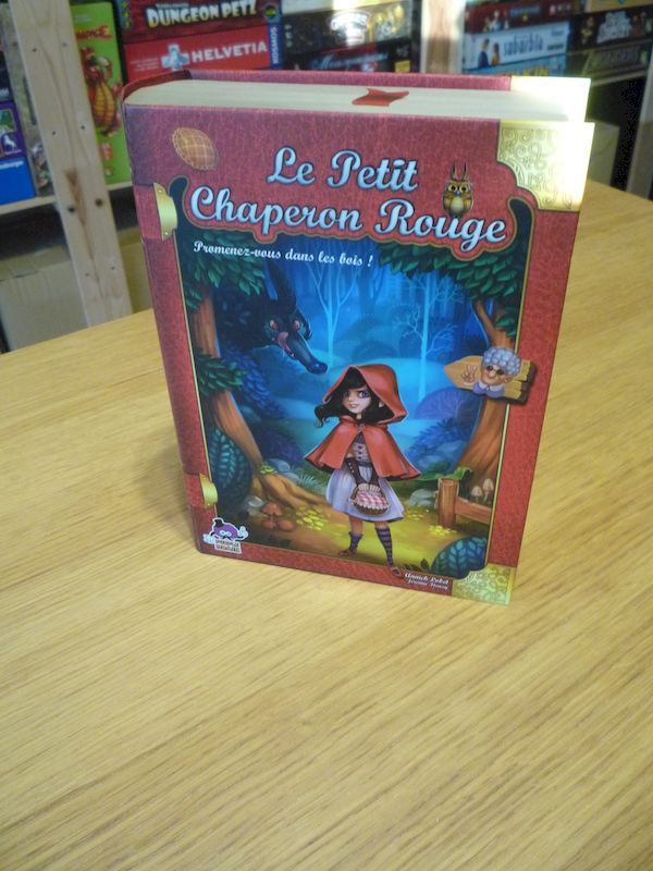 Le Petit Chaperon Rouge sur le départ pour une livraison à grand-mère.