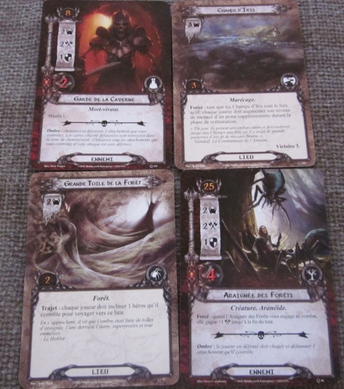 un exemple de deux cartes lieu et deux cartes ennemi dans quatre paquets d'aventure différents