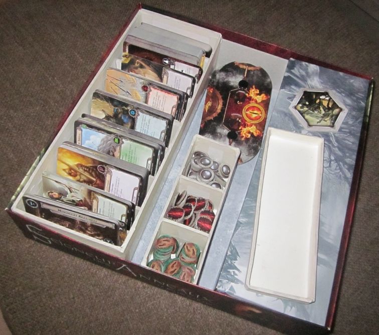 Agencement personnel : Deux boîtes en carton pour ranger les cartes et les pions.