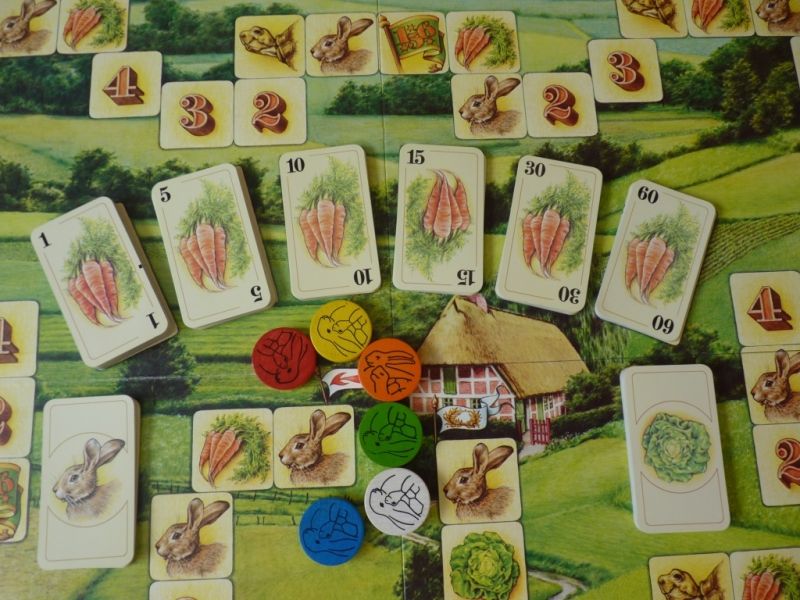 Le plateau coloré de 1985, les cartes carottes, les pions en bois, les cartes lièvre et les cartes salade.