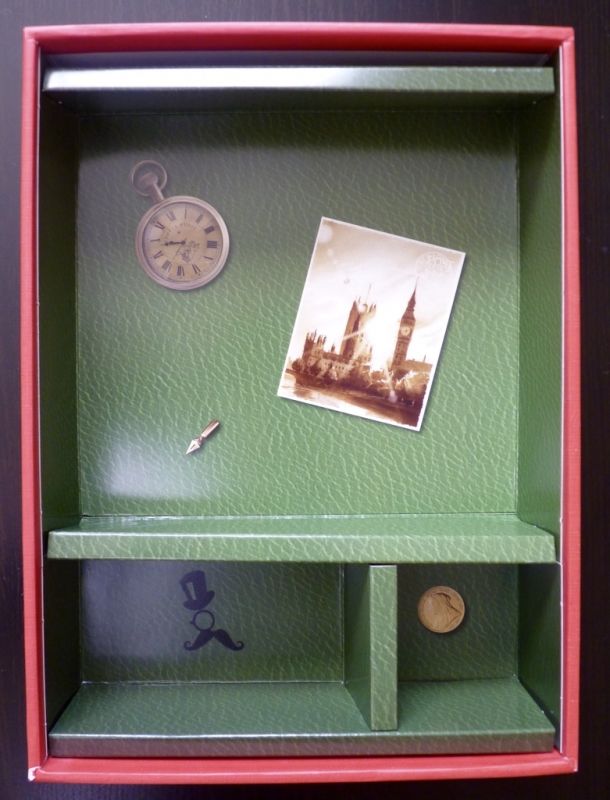 Des petits casiers pour ranger le matériel avec un rappel visuel de quelques éléments du jeu.