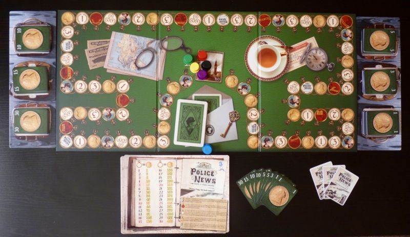 La mise en place du jeu avec le matériel du joueur bleu : 80£ au départ et les 3 cartes Rumeur dont on doit se débarrasser avant d'avoir atteint la case 80 (Londres).