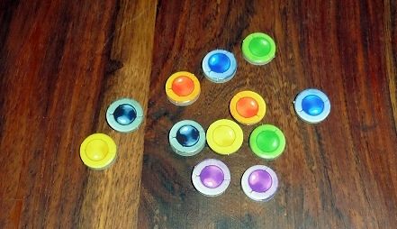 Non, il n'y a pas que des cartes. Chaque joueur a un marqueur de score et son rappel de la même couleur.