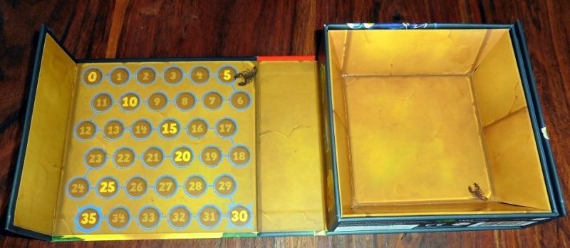 Malin la boite qui se déplie et propose le plateau de score et une jolie pyramide