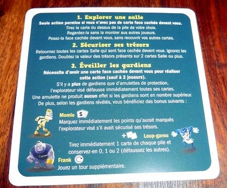 2 aides de jeu recto français, verso anglais propose un bon résumé du jeu.