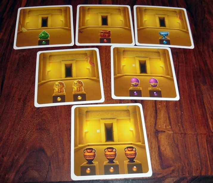 Il y a de 1 à 3 trésors par carte, ils peuvent être de 6 types propres à une pyramide :D