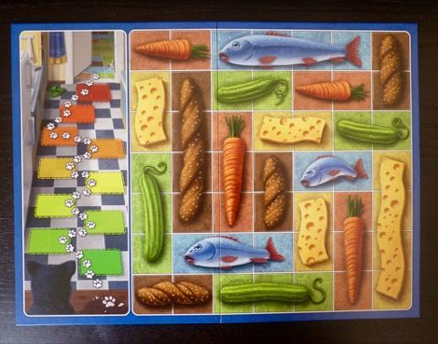 Le plateau de jeu en mode normal, la trace de pattes en bas à gauche, avec des petits aliments à récupérer (2/3 cases)