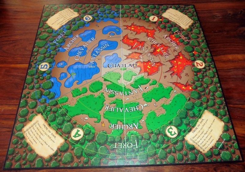 On retrouve le plateau de Castle Panic à quelques détails près (tentacules, bestioles, monstres du Munchkin quoi !)