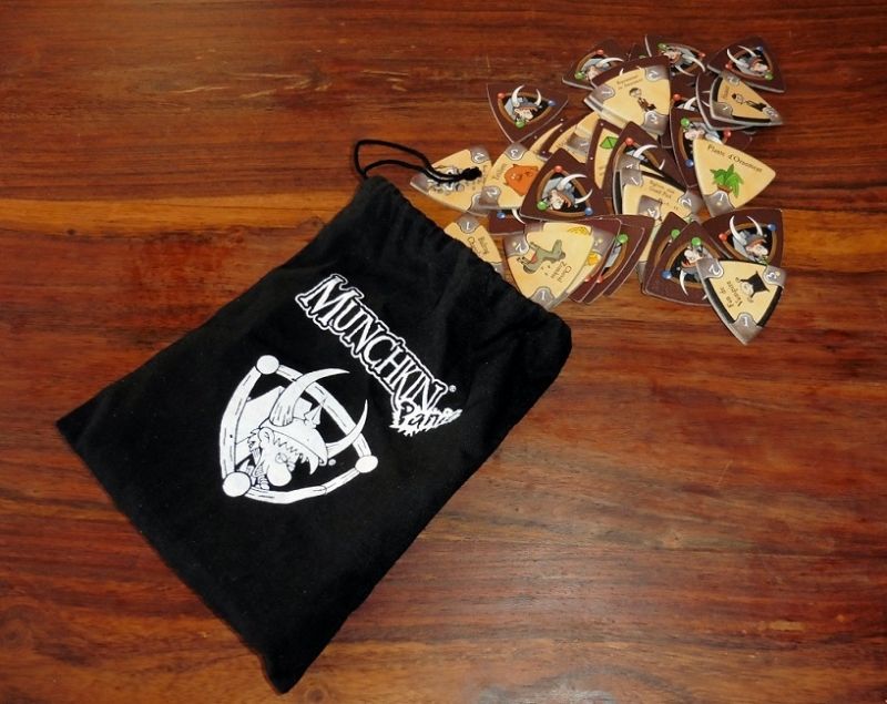 Les tuiles monstres et malédictions seront à piocher dans un joli sachet tissu estampillé Munchkin Panic :)