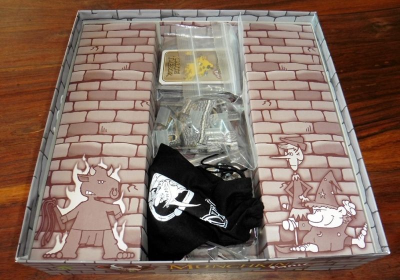 Tout rentre bien dans la boite et l'immense plateau vient bien tout caler :)