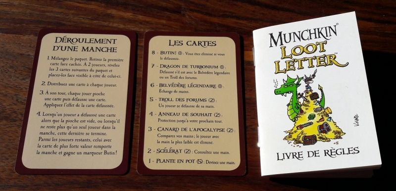 L'immense livre de règles et ses aides de jeu recto/verso