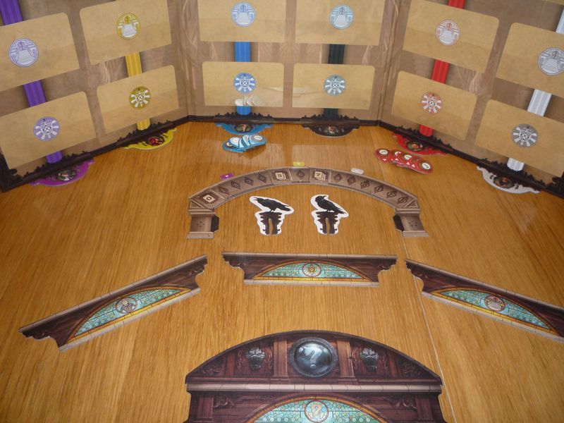 Les pièces détachées de l'horloge et quelques corbeaux